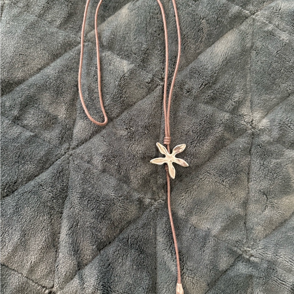 UNO de 50 Silver Flower Necklace - Picture 4 of 4